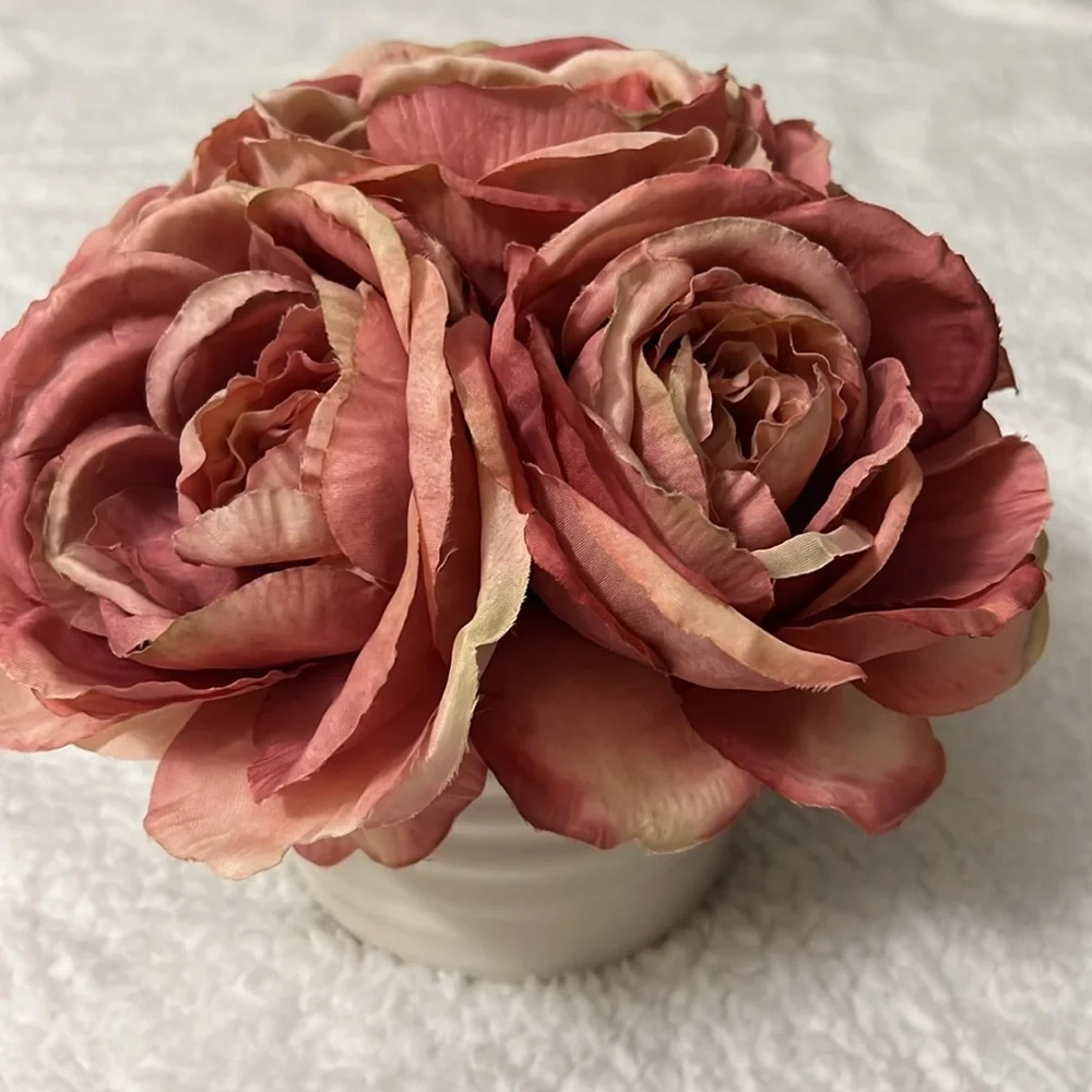 NWOT Artificial Silk Rose Flower Arrangement With Ceramic Vase